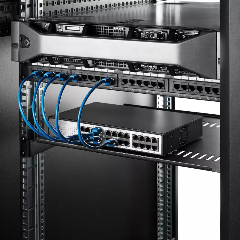 StarTech.com 1U Server Rack Shelf – Universal Vented Rack Mount Cantilever Tray für 19 Zoll Netzwerk-Equipment-Rack & Schrank – Hochbelastbarer Stahl – Tragfähigkeit 44lb/20kg – 16 Zoll tiefes Regal, Schwarz