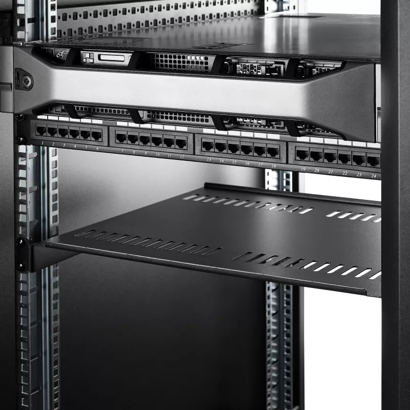 StarTech.com 1U Server Rack Shelf – Universal Vented Rack Mount Cantilever Tray für 19 Zoll Netzwerk-Equipment-Rack & Schrank – Hochbelastbarer Stahl – Tragfähigkeit 44lb/20kg – 16 Zoll tiefes Regal, Schwarz