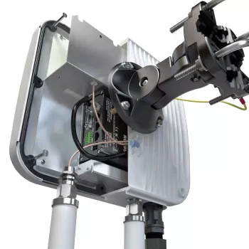 Directional-Netzwerkantenne QuWireless QuMax PoE/LAN, Mehrband 0,694–2,7 GHz & 2,4–2,5 GHz, max. Gewinn 6 dBi, vertikale Polarisation