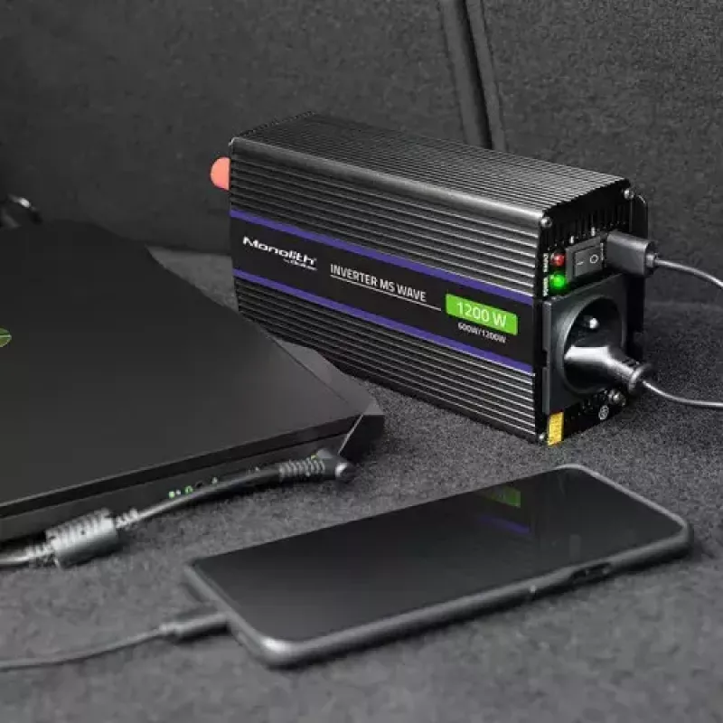 Wechselrichter QOLTEC Monolith 600 W — 12 V auf 230 V, USB PD 18 W, Auto/Innenbereich, schwarz