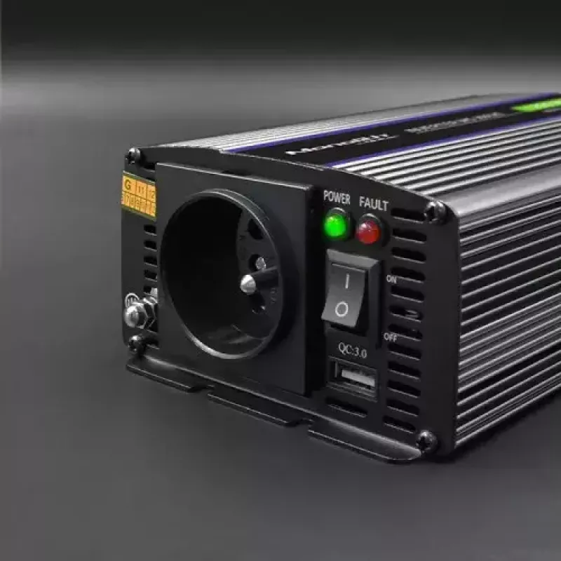 Wechselrichter QOLTEC Monolith 600 W — 12 V auf 230 V, USB PD 18 W, Auto/Innenbereich, schwarz