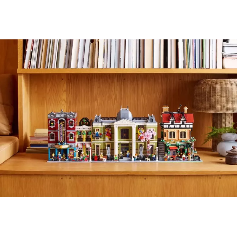 LEGO Icons Bauset 10350 Tudor Corner House — 3.266 Teile, 8 Minifiguren, Alter 18+, 260×250×310 mm