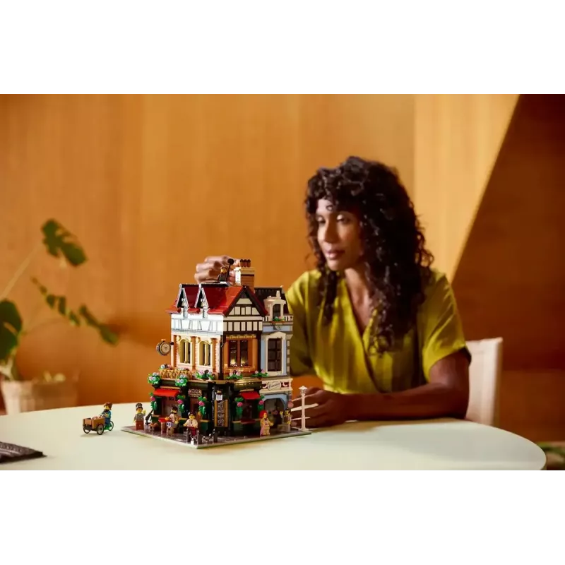 LEGO Icons Bauset 10350 Tudor Corner House — 3.266 Teile, 8 Minifiguren, Alter 18+, 260×250×310 mm