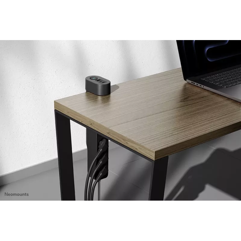 Neomounts DS22-840BL6 Tischsteckdose mit Klemme und USB-C- sowie USB-A-Anschlüssen – Schnellladung