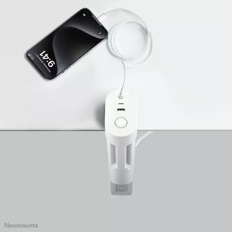 Neomounts DS22-840WH6 Schreibtischsteckdose mit Klemme und USB-C- und USB-A-Anschlüssen – Schnellladung