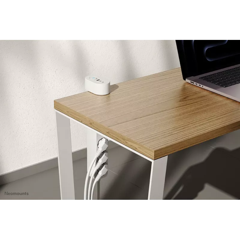 Neomounts DS22-840WH6 Schreibtischsteckdose mit Klemme und USB-C- und USB-A-Anschlüssen – Schnellladung