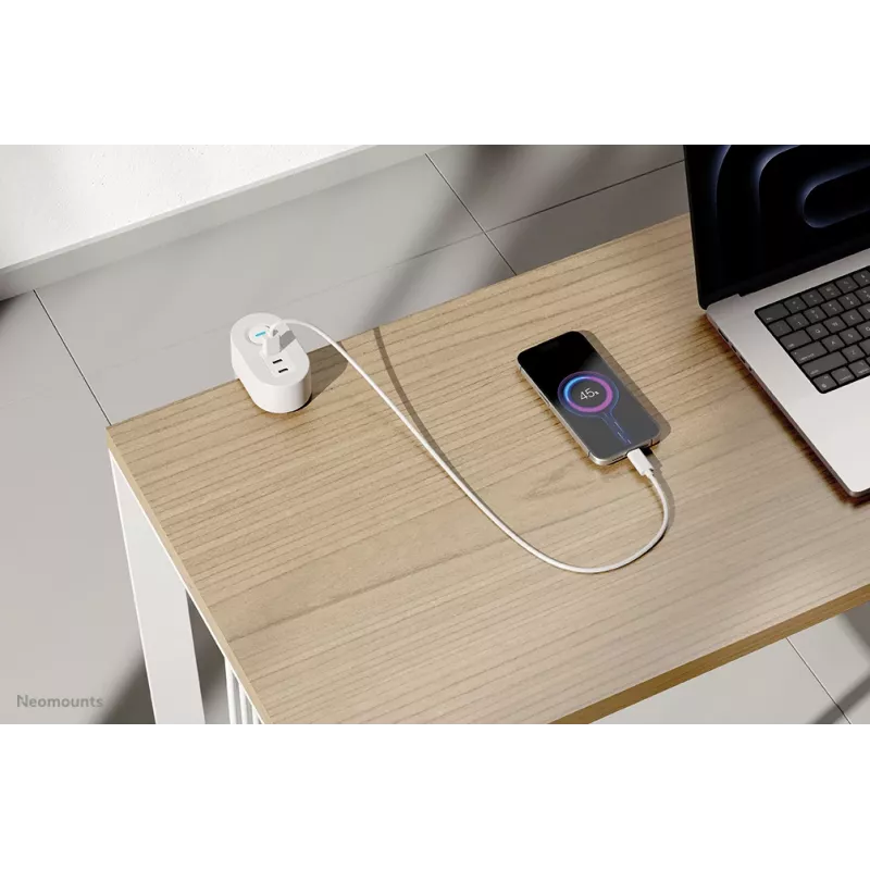 Neomounts DS22-840WH6 Schreibtischsteckdose mit Klemme und USB-C- und USB-A-Anschlüssen – Schnellladung