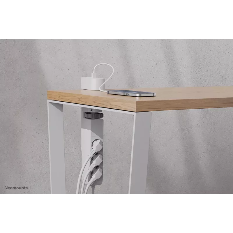 Neomounts DS22-840WH6 Schreibtischsteckdose mit Klemme und USB-C- und USB-A-Anschlüssen – Schnellladung