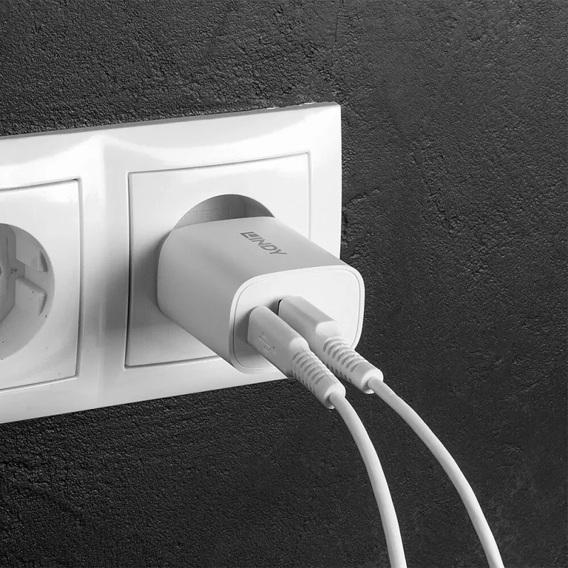 Indoor-Ladegerät Lindy 73413 — universeller AC 100–240 V, Ausgang 12 V 3 A, USB-A + USB-C, weiß