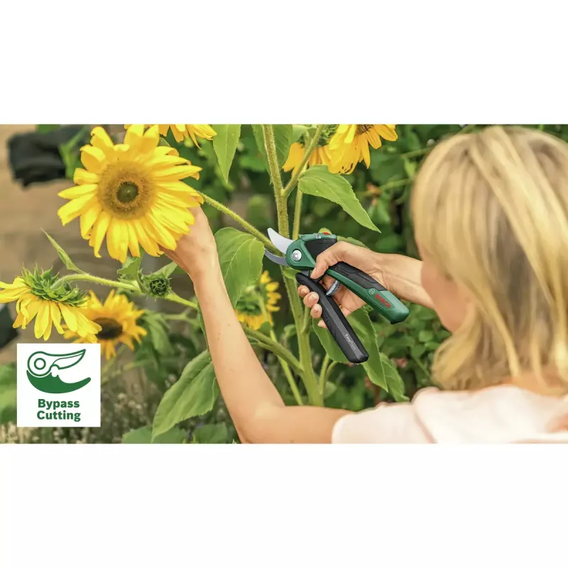 Astschere Bosch EasyPrune Bypass, Edelstahlklinge, 2,5 cm Schnittkapazität, wiederaufladbarer 5,4-Wh-Akku, Sicherheitssperre