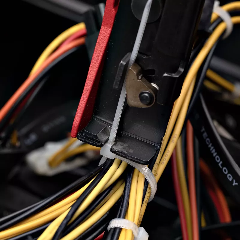 StarTech.com Nylon-Kabelbinderpistole, Kabelbinder-Installations- und Schneidwerkzeug, Kabelbinder-Spann-/Festziehwerkzeug, funktioniert mit Nylon-Kabelbindern 2,4 mm bis 4,8 mm, TAA-konform