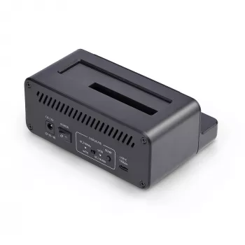 StarTech.com M.2 NVMe auf 2,5/3,5 Zoll SATA-Laufwerksduplizierer, Dual-Bay-Standalone-SSD-Kloner/Laufwerksdock, bidirektional NVMe zu SATA / SATA zu NVMe, bis zu 27 GB/min, TAA
