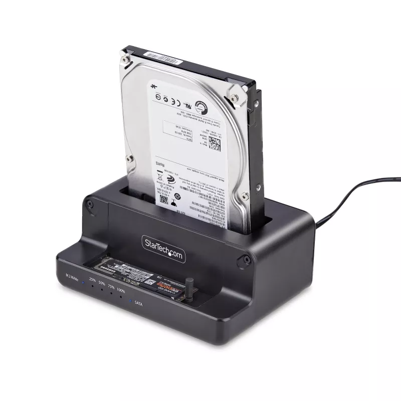 StarTech.com M.2 NVMe auf 2,5/3,5 Zoll SATA-Laufwerksduplizierer, Dual-Bay-Standalone-SSD-Kloner/Laufwerksdock, bidirektional NVMe zu SATA / SATA zu NVMe, bis zu 27 GB/min, TAA