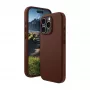 Die dbramante1928 Roskilde Hülle für iPhone 16 Pro in Dark Tan vereint zeitlose Eleganz mit moderner Funktionalität