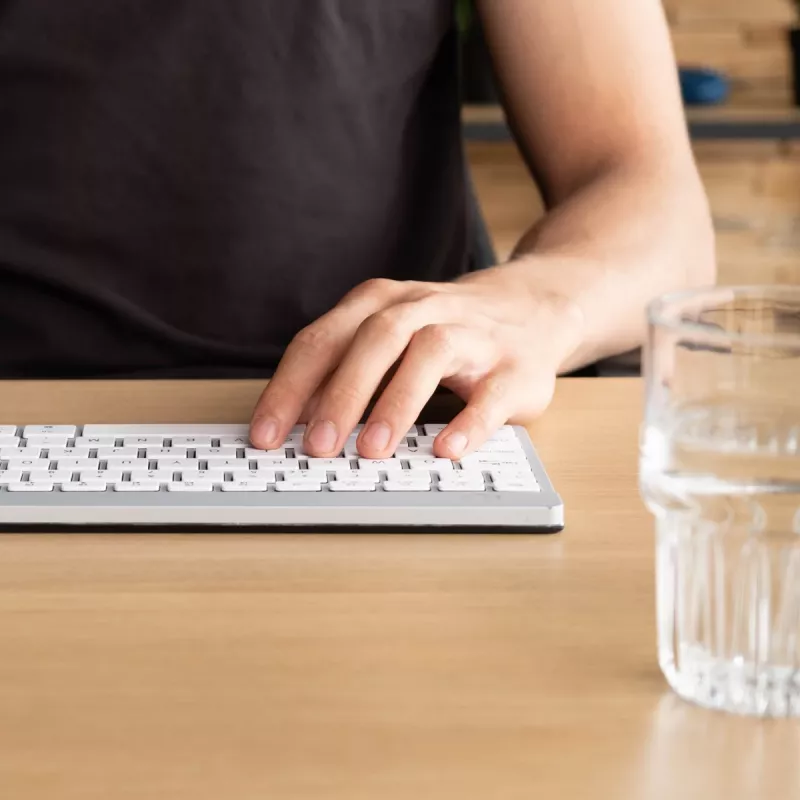 R-Go Tools Ergonomische Tastatur R-Go Compact Break, kompakte Tastatur mit Pausen-Software, QWERTZ (DE), Bluetooth, weiß