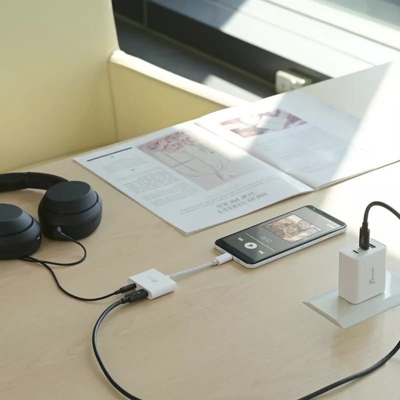 j5create JCA122 USB-C® auf 3,5-mm-Audio-Adapter mit Power Delivery, Schwarz