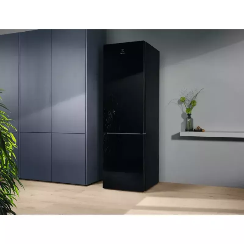 Electrolux LNT7ME36K2 Kühl-Gefrierkombination, 367 l (Kühlschrank 266 l, Gefrierfach 101 l), Gefrierfach unten, No Frost, Energieklasse E, schwarz