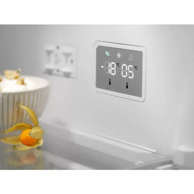 Electrolux LNT7ME36K2 Kühl-Gefrierkombination, 367 l (Kühlschrank 266 l, Gefrierfach 101 l), Gefrierfach unten, No Frost, Energieklasse E, schwarz