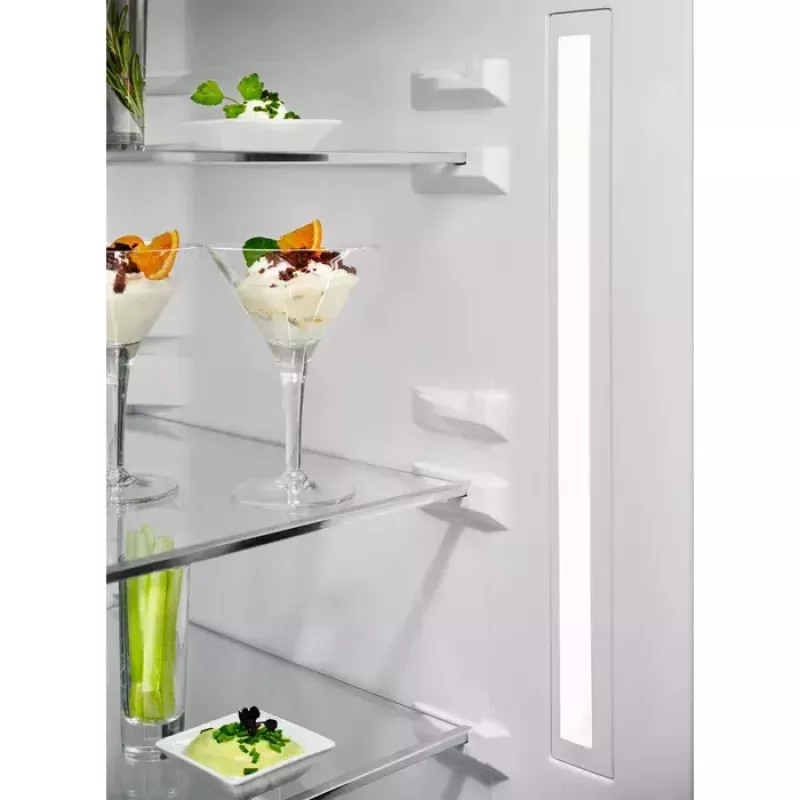 Electrolux LNT7ME36K2 Kühl-Gefrierkombination, 367 l (Kühlschrank 266 l, Gefrierfach 101 l), Gefrierfach unten, No Frost, Energieklasse E, schwarz
