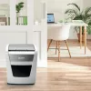Aktenvernichter LEITZ IQ Autofeed Small Office50 P4 — Mikroschnitt 4x28 mm, 50-Blatt-Autofeed, 22 cm Einzug, 20 L Auffangbehälter