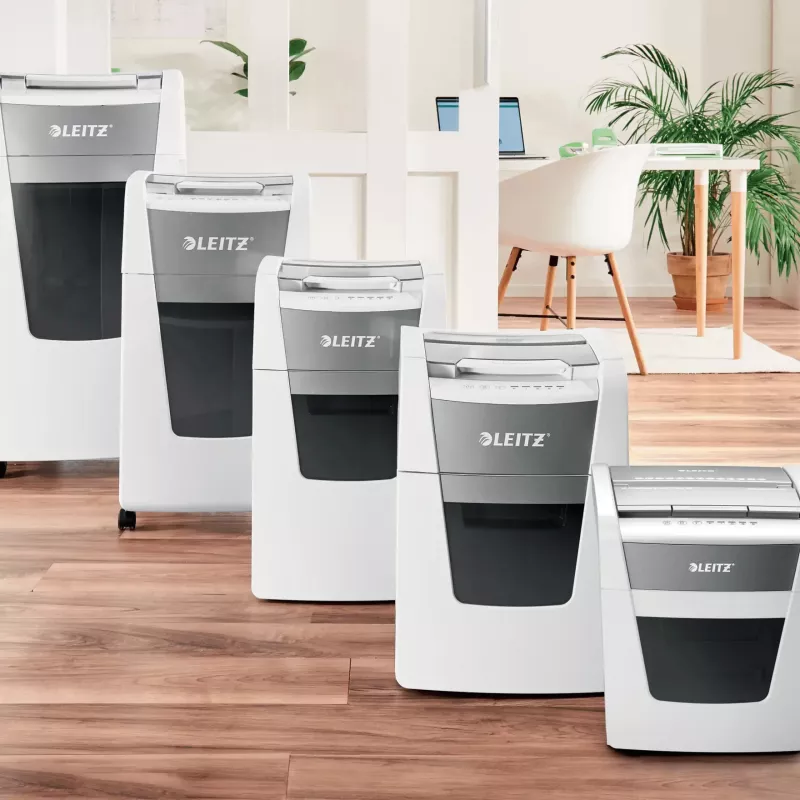 Aktenvernichter LEITZ IQ Autofeed Small Office50 P4 — Mikroschnitt 4x28 mm, 50-Blatt-Autofeed, 22 cm Einzug, 20 L Auffangbehälter