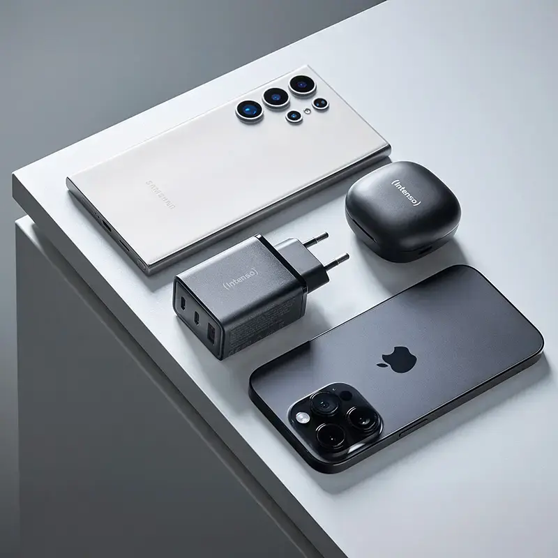 Netzteil Intenso W65ACC USB-A- und USB-C-Anschlüsse schwarz