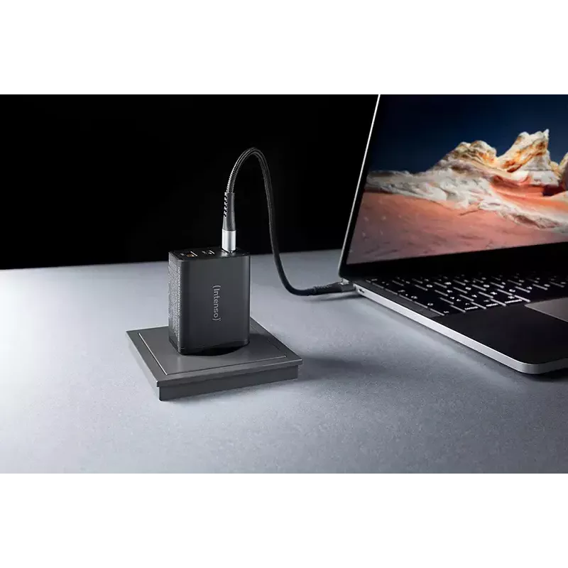 Netzteil Intenso W65ACC USB-A- und USB-C-Anschlüsse schwarz