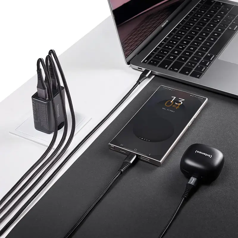 Netzteil Intenso W65ACC USB-A- und USB-C-Anschlüsse schwarz