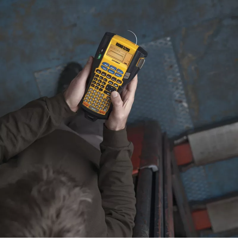 DYMO RHINO 5200 Industrie-Etikettendrucker | Beschriftungsgerät mit Koffer | Zeitsparende Schnellzugriffstasten | Druckt schnell | Robuster Etikettendrucker für Baustellen und anspruchsvolle Beschriftungsaufgaben | UK-Stecker