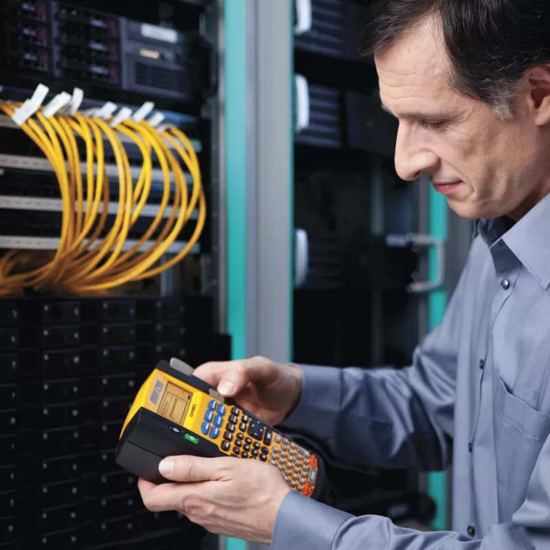 DYMO RHINO 5200 Industrie-Etikettendrucker | Beschriftungsgerät mit Koffer | Zeitsparende Schnellzugriffstasten | Druckt schnell | Robuster Etikettendrucker für Baustellen und anspruchsvolle Beschriftungsaufgaben | UK-Stecker