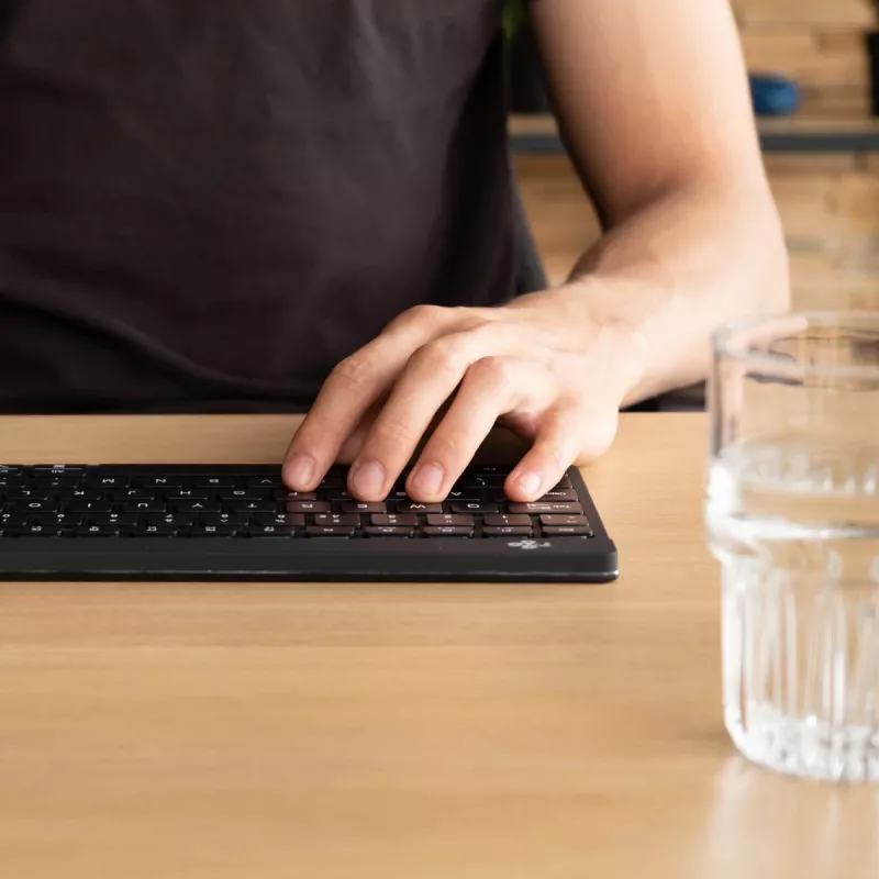 R-Go Tools Ergonomische Tastatur R-Go Compact Break, kompakte Tastatur mit Pausensoftware, QWERTY (IT), Bluetooth, schwarz