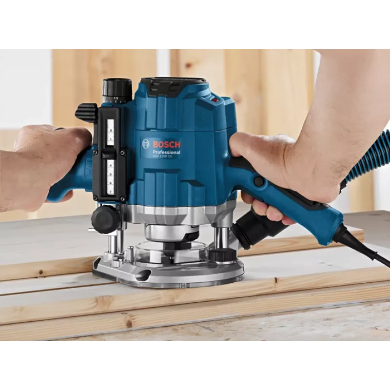 Bosch GOF 1250 CE Schwarz, Blau 24000 U/min 1250 W