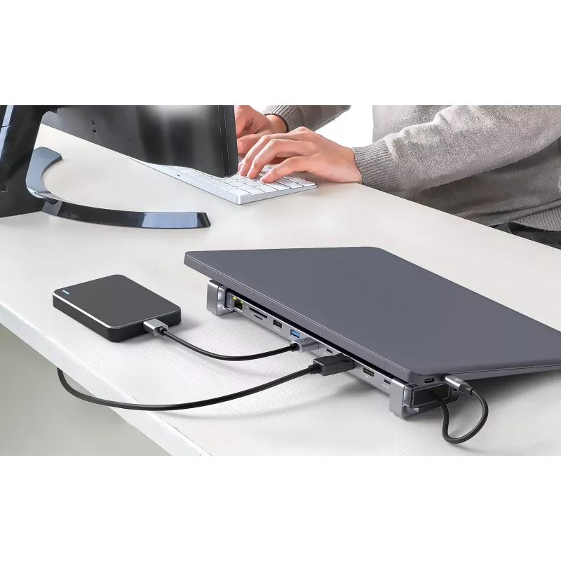 Manhattan USB-C Dock/Hub mit Kartenleser und MST, Anschlüsse (x7): Ethernet, HDMI (x2 4k@60Hz), USB-A (x3) und USB-C, mit Power Delivery (PD) 100 W – erfordert externes USB-C-Ladegerät (nicht im Lieferumfang). USB-betrieben (kein externes Netzteil erforderlich), wenn PD nicht verwendet wird