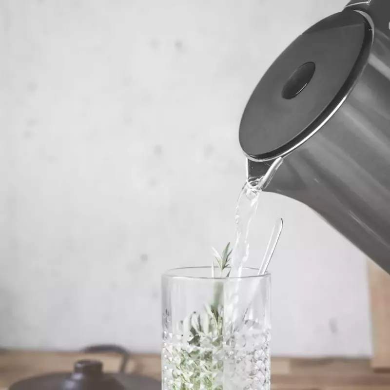 Elektrischer Wasserkocher GASTROBACK Design Cool Touch 1,5 L 2200 W, Edelstahl/Schwarz