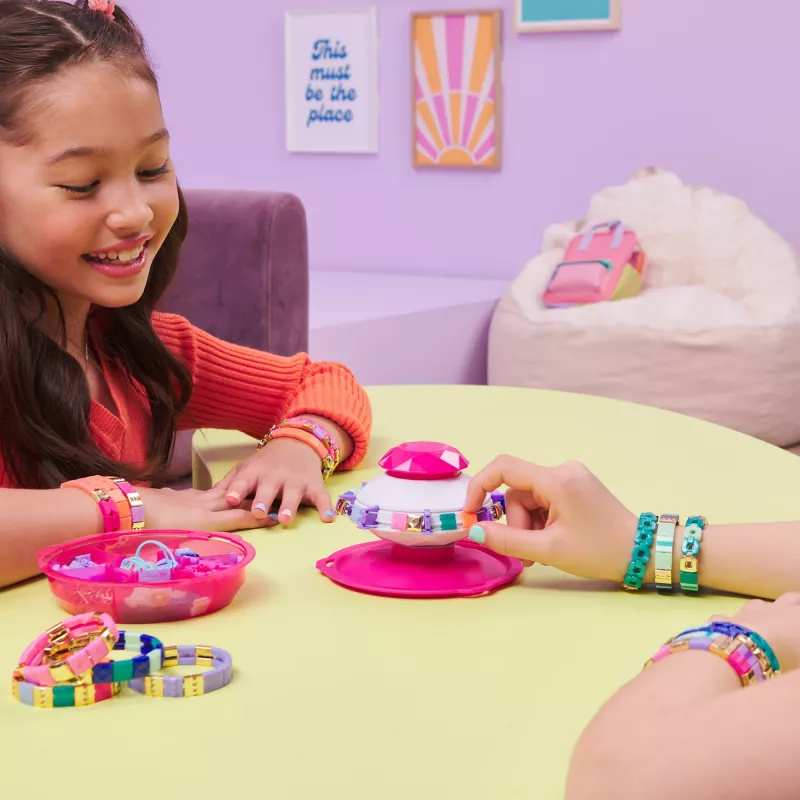Cool Maker, PopStyle Armband-Bastelset mit 170 Perlen, 10 Armbänder knüpfen und neu gestalten (Verpackung kann variieren), Bastelspielzeug für Kinder ab 7 Jahren