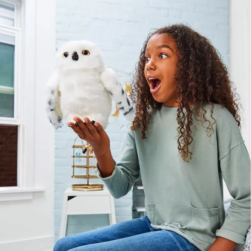 Wizarding World Harry Potter, Verzaubernde Hedwig interaktive Eule mit über 15 Geräuschen und Bewegungen und Hogwarts-Umschlag, Spielzeug für Kinder ab 5 Jahren
