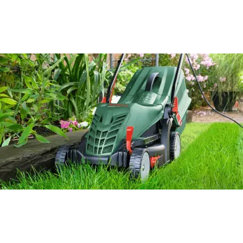 Bosch UniversalRotak Rasenmäher mit Radantrieb AC Grün