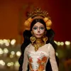 Barbie Signature Día De Muertos 2025 Sammlerpuppe im gerüschten cremefarbenen Kleid