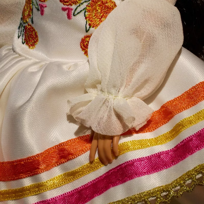 Barbie Signature Día De Muertos 2025 Sammlerpuppe im gerüschten cremefarbenen Kleid