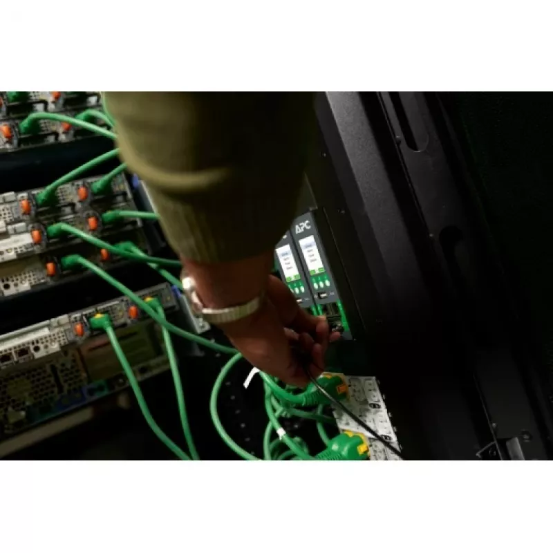 Rack-PDU APC NetShelter Advanced Switched 3-Phasen 43,5 kW (400 V 63 A) oder 34,6 kW (415 V 60 A), 42 Ausgänge, IEC 60309 Eingang