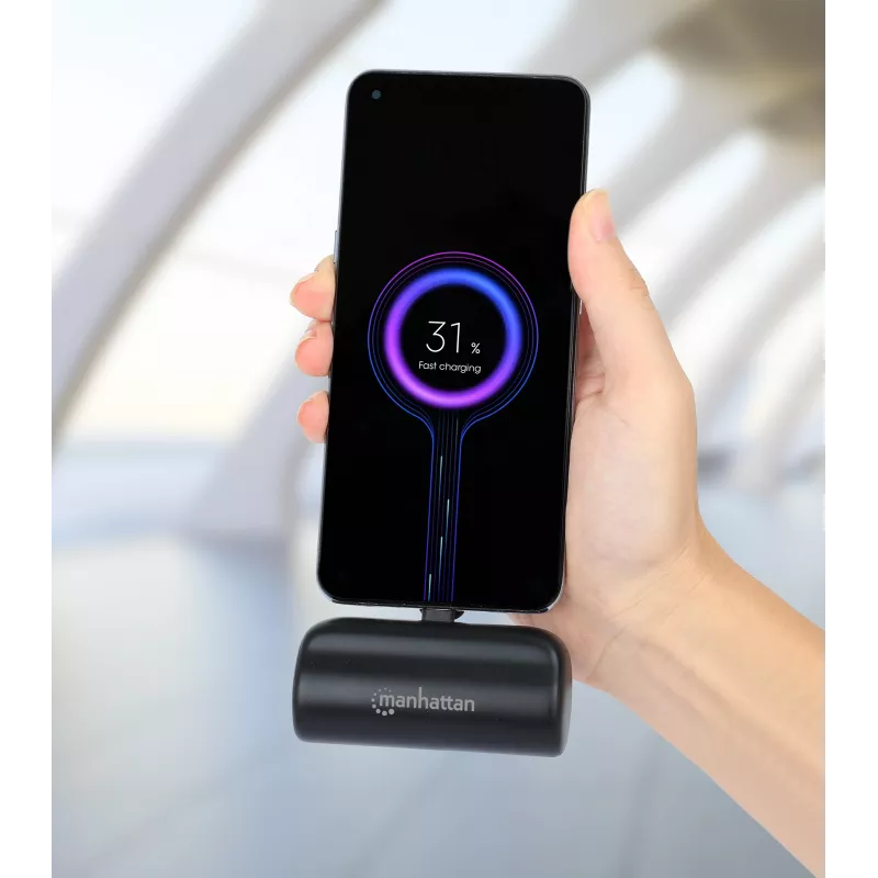 Manhattan Powerbank mit integriertem USB-C-Stecker, 5000 mAh, bis zu 20 W Ausgangsleistung, Kickstand zur Verwendung als Ladehandyhalter, Schwarz, ein Jahr Garantie