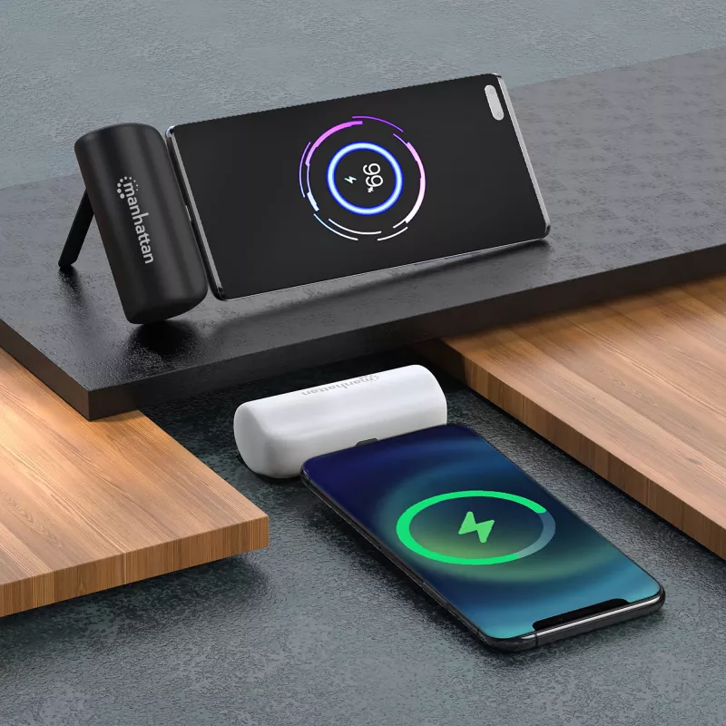 Manhattan Powerbank mit integriertem USB-C-Stecker, 5000 mAh, bis zu 20 W Ausgangsleistung, Kickstand zur Verwendung als Ladehandyhalter, Schwarz, ein Jahr Garantie
