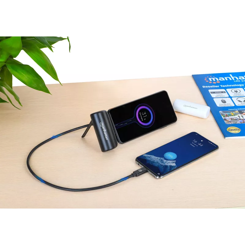 Manhattan Powerbank mit integriertem USB-C-Stecker, 5000 mAh, bis zu 20 W Ausgangsleistung, Kickstand zur Verwendung als Ladehandyhalter, Schwarz, ein Jahr Garantie