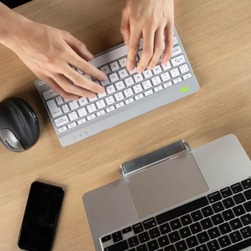 R-Go Tools Ergonomische Tastatur R-Go Compact Break, kompakte Tastatur mit Pausensoftware, AZERTY (FR), Bluetooth, weiß
