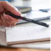 Nachfüllbarer Gelschreiber Sharpie S-Gel Schwarz – weißer Schaft, 0,7 mm mittlere Spitze, Clip, beidhändig