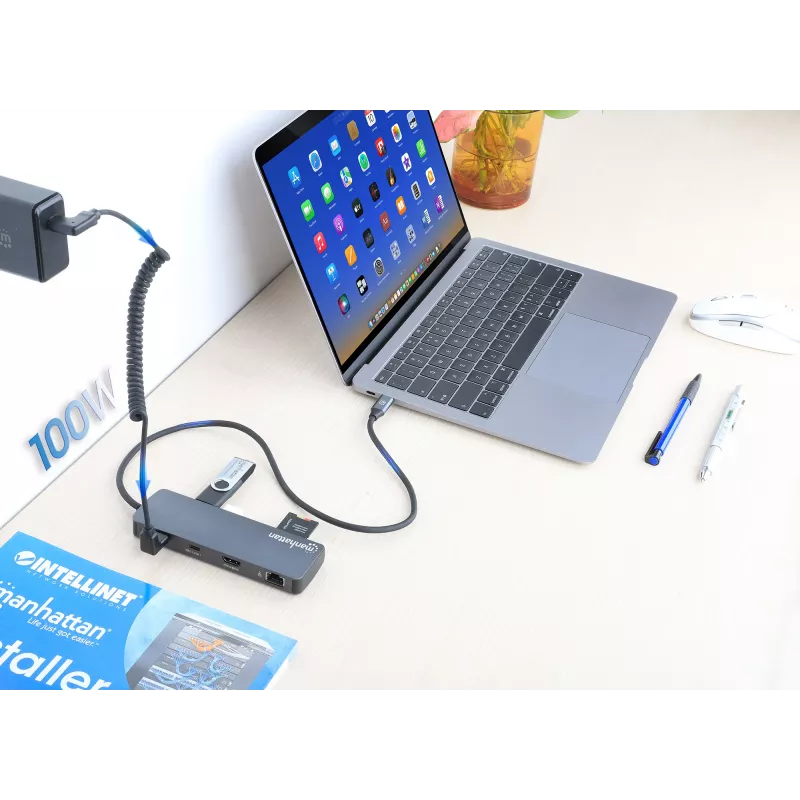 Manhattan USB-C-Dock/Hub mit Kartenleser, Anschlüsse (x7): Ethernet, HDMI, USB-A (x3) und USB-C (x2), mit Power Delivery (PD) 100 W – benötigt externes USB-C-Ladegerät (nicht im Lieferumfang). USB-betrieben (kein externes Netzteil erforderlich), wenn PD nicht verwendet wird.