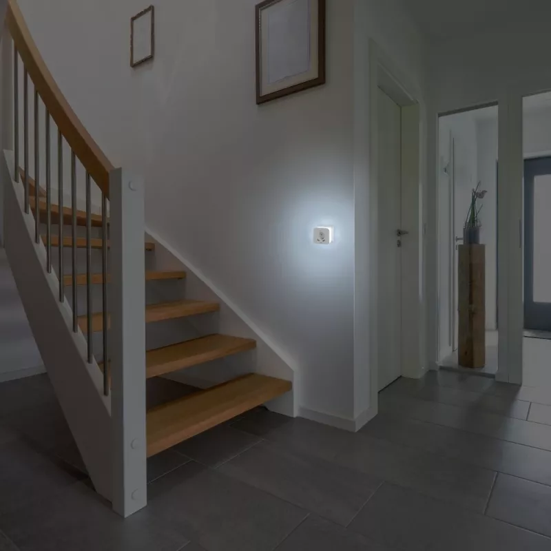 Hama 00223498 LED-Nachtlicht mit Steckdose, 2 USB-Ausgängen, Bewegungs- und Lichtsensor
