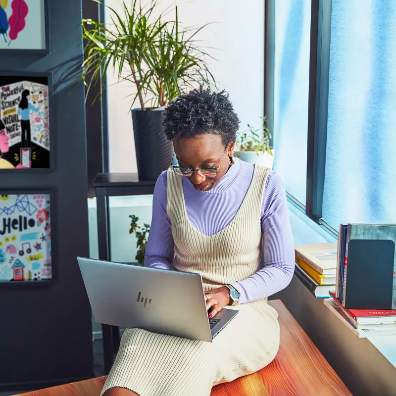 HP ZBook Firefly G11 Intel Core Ultra 5 135H Mobile Workstation 35,6 cm (14 Zoll) WUXGA 16 GB DDR5-SDRAM 1 TB SSD NVIDIA RTX A500 Wi-Fi 6E (802.11ax) Windows 11 Pro AI Workstation, AI PC Grau