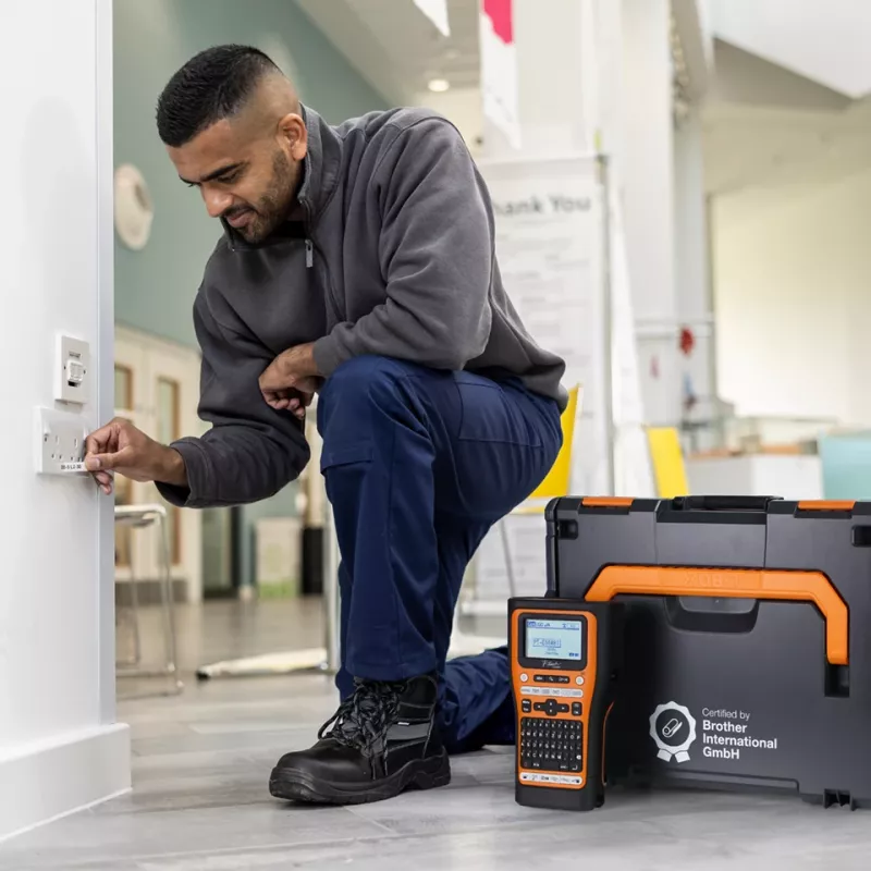 Brother ZPTOUCHLBOXXKOMPL Gerätekoffer Hartschalenkoffer Schwarz, Orange