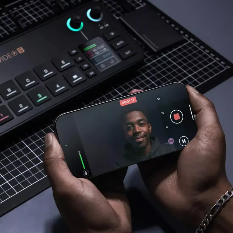 Mehrkanal-Podcast- und Livestream-Produktionskonsole Rode RodeCaster Video S RCVS-E – Touchscreen, Wi‑Fi, Bluetooth 5.3, 5x USB-C, 3x HDMI-Eingang, 1x HDMI-Ausgang, microSD
